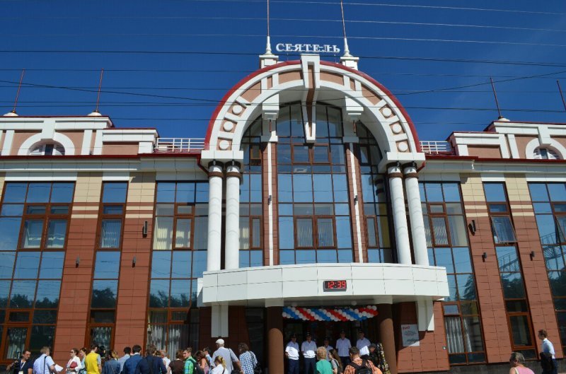 Городецкий и Якунин открыли вокзал в Новосибирске